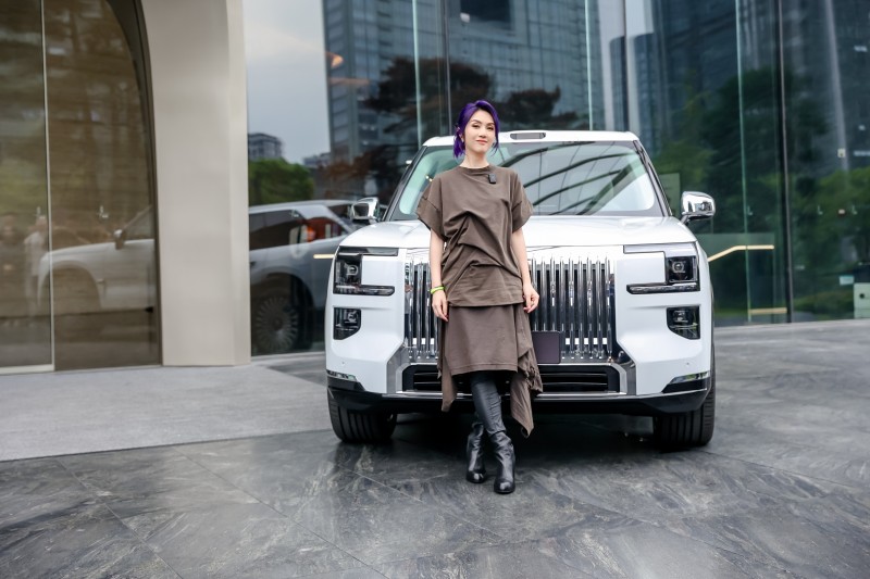 极氪喜迎明星车主到访，杨千嬅盛赞009豪华MPV销冠实力